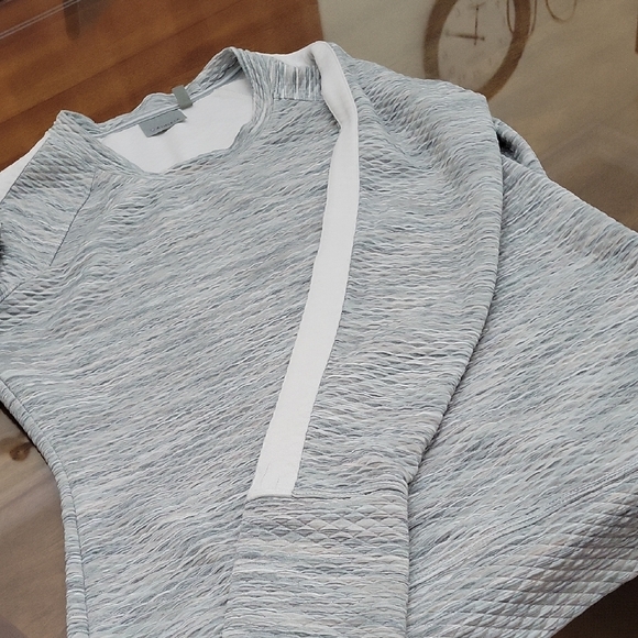 Athleta Gray and White Long Sleeve Top - Picture 4 of 10